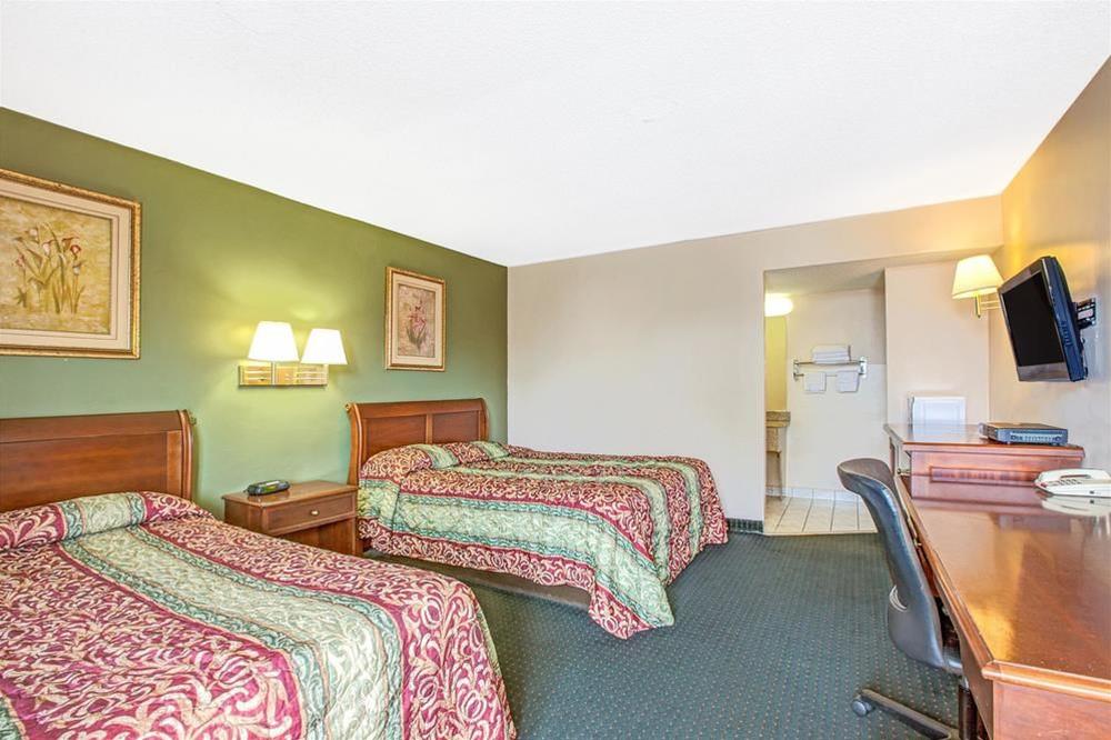 Фото Knights Inn South Hackensack
