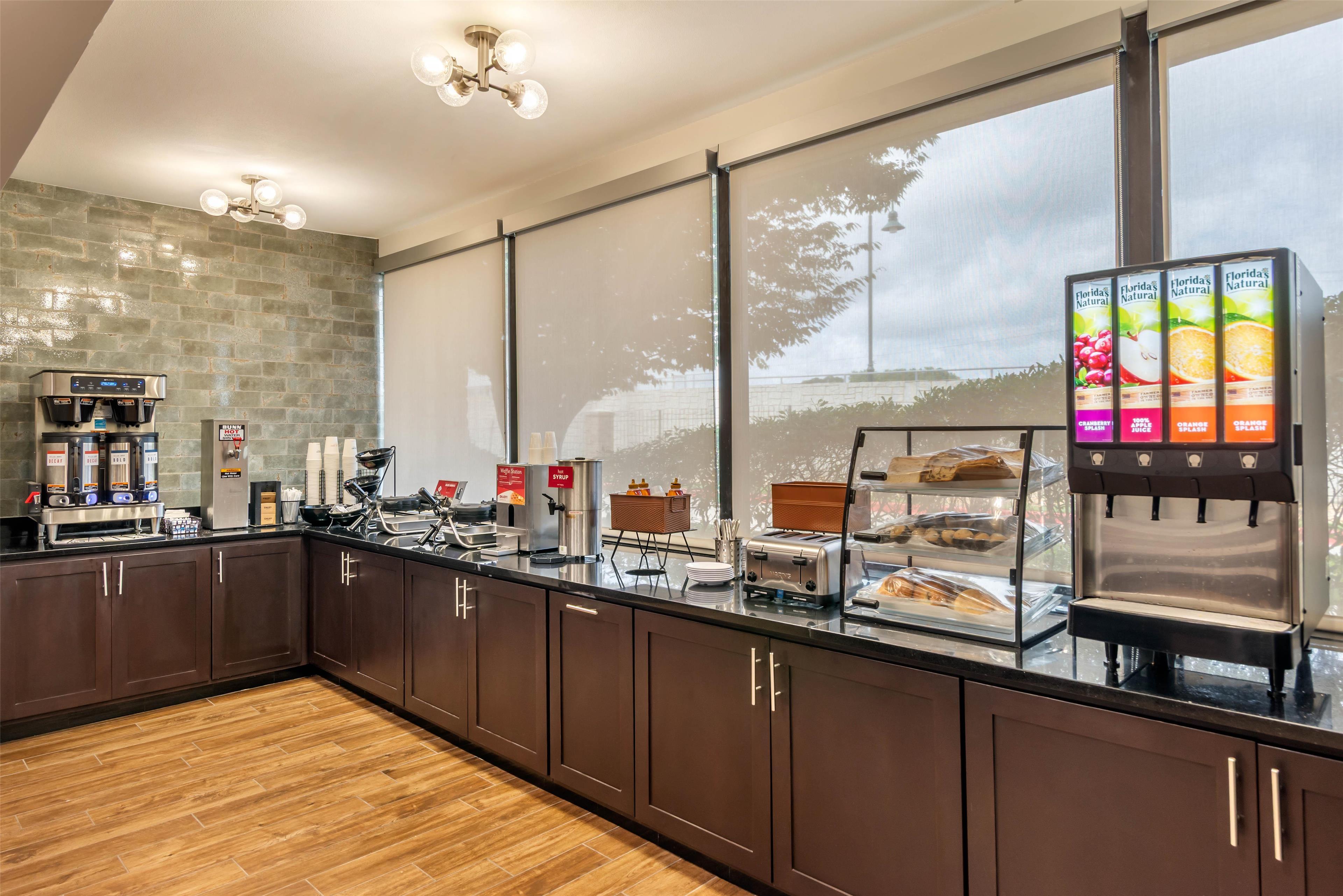 Фото Drury Inn & Suites Atlanta Morrow