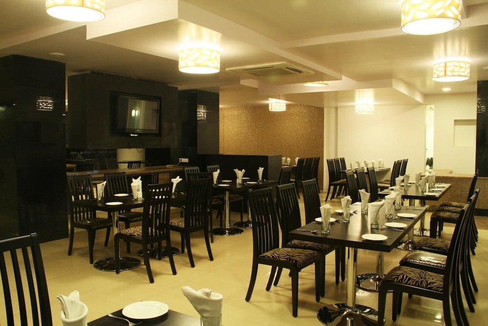 Фото The Manor Hotel