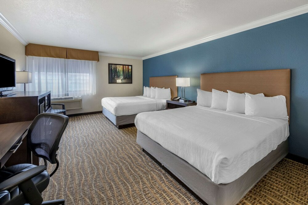 Фото Best Western Town & Country Lodge