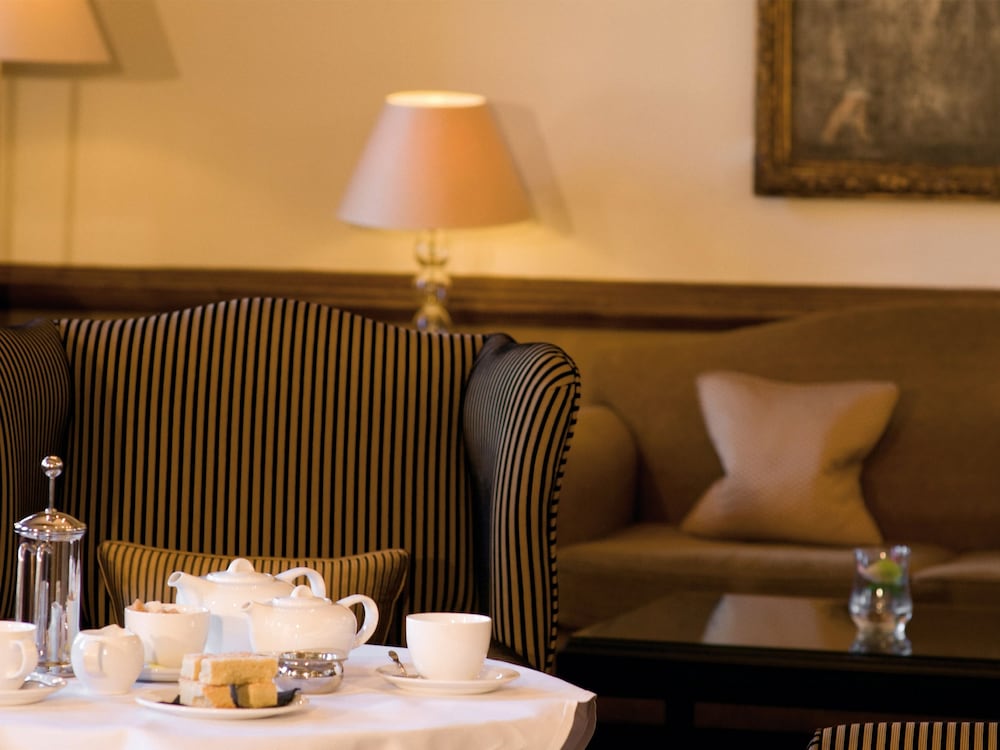 Фото Macdonald Bear Hotel