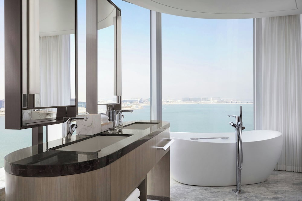 Фото Sheraton Hong Kong Tung Chung Hotel