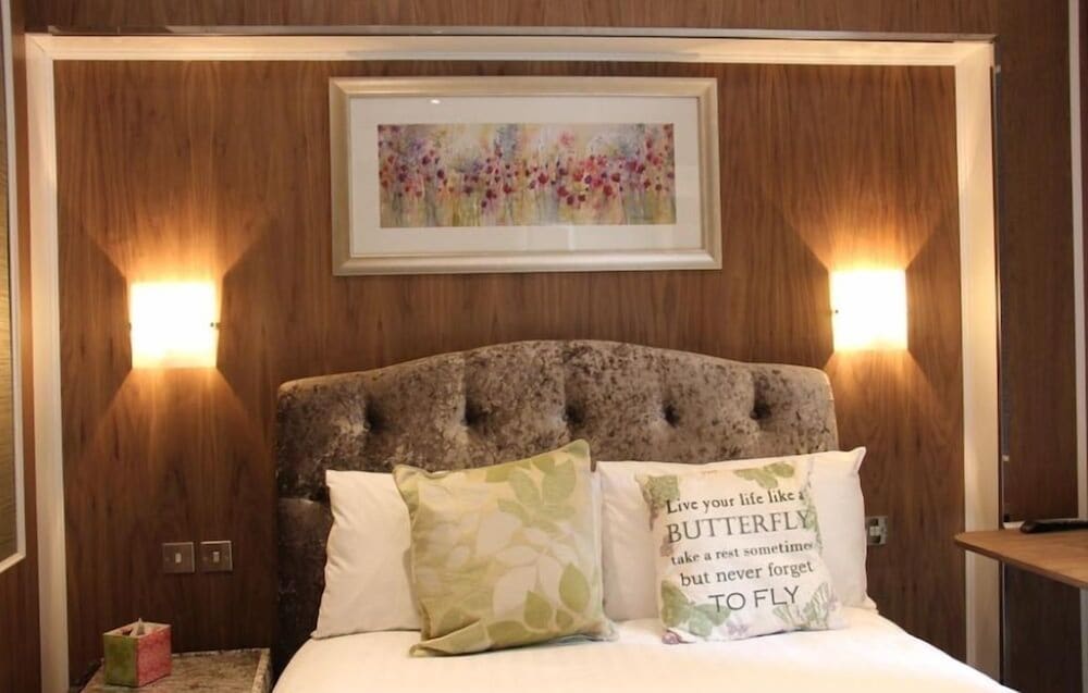 Фото Cheshire Hotel Central London