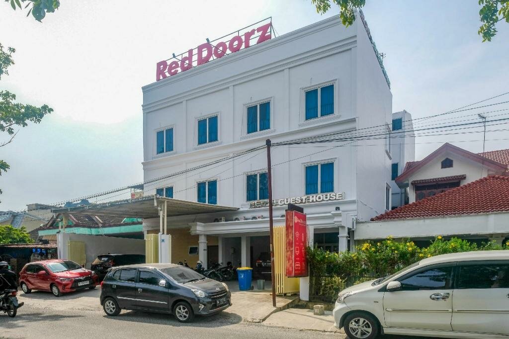 Hotel RedDoorz near Hermes Place Polonia Medan, Medan, photo