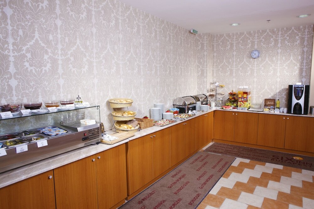 Фото Six Inn Hotel