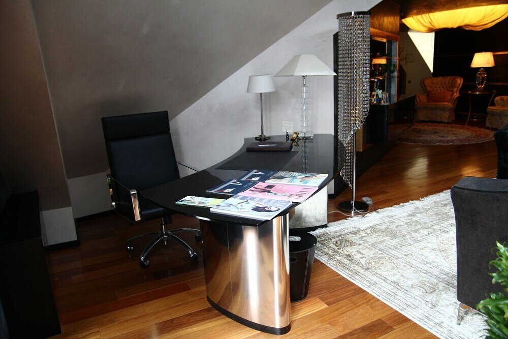 Фото Royal Square Hotel & Suites