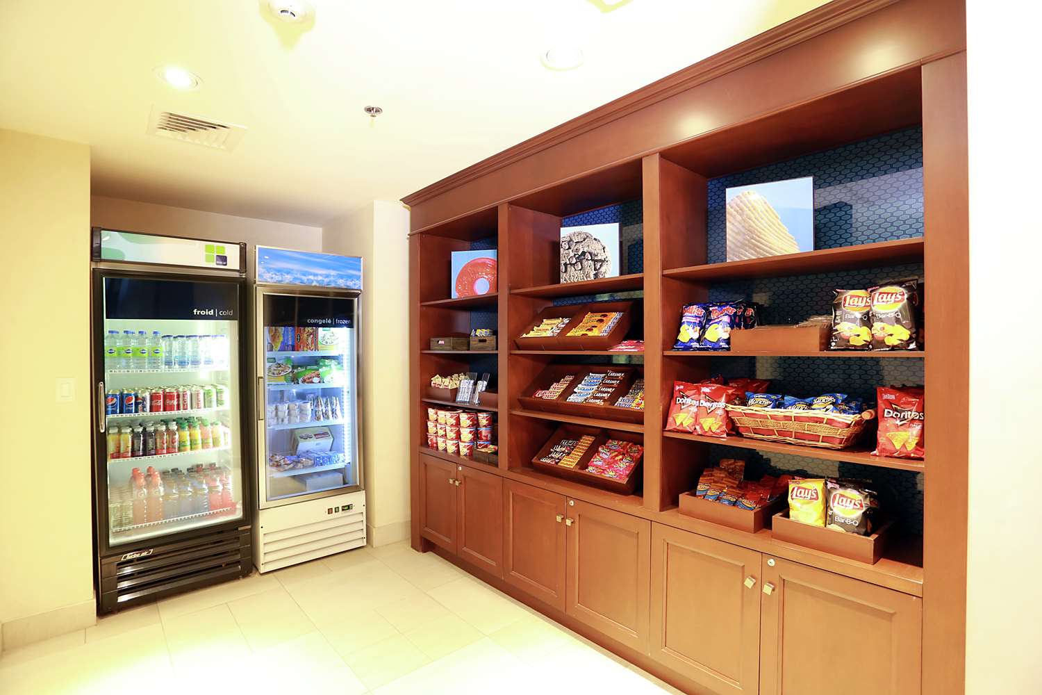 Фото Hampton Inn & Suites by Hilton Laval