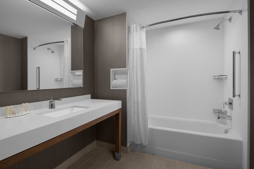 Фото Courtyard by Marriott Clearwater Beach