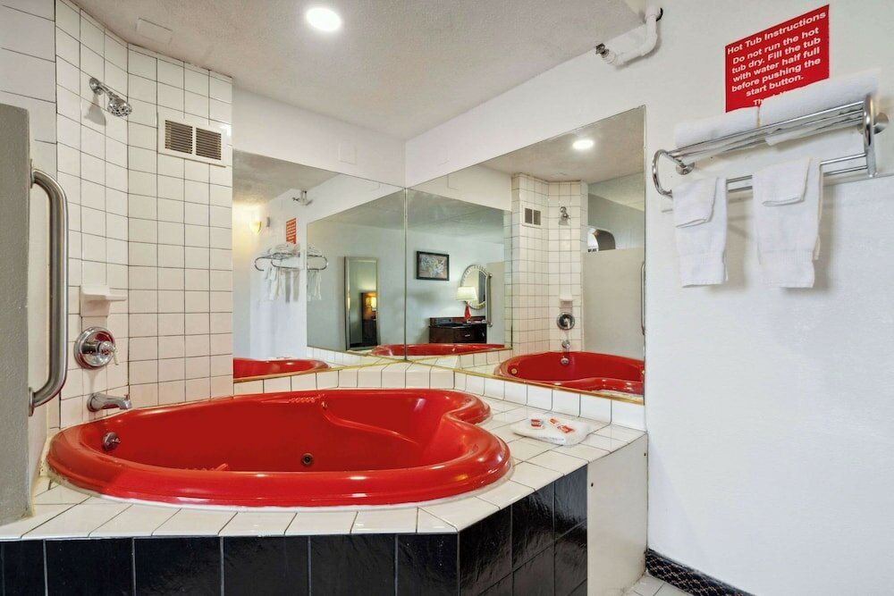 Фото Econo Lodge Inn & Suites