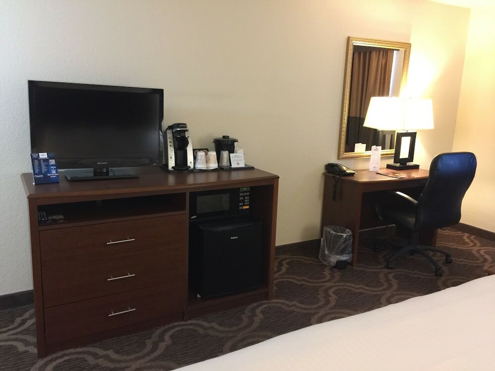 Фото Ashmore Inn and Suites