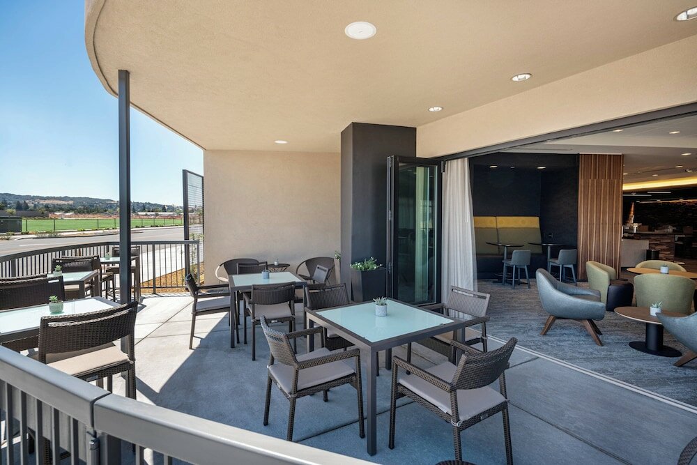 Фото Courtyard by Marriott Petaluma Sonoma County