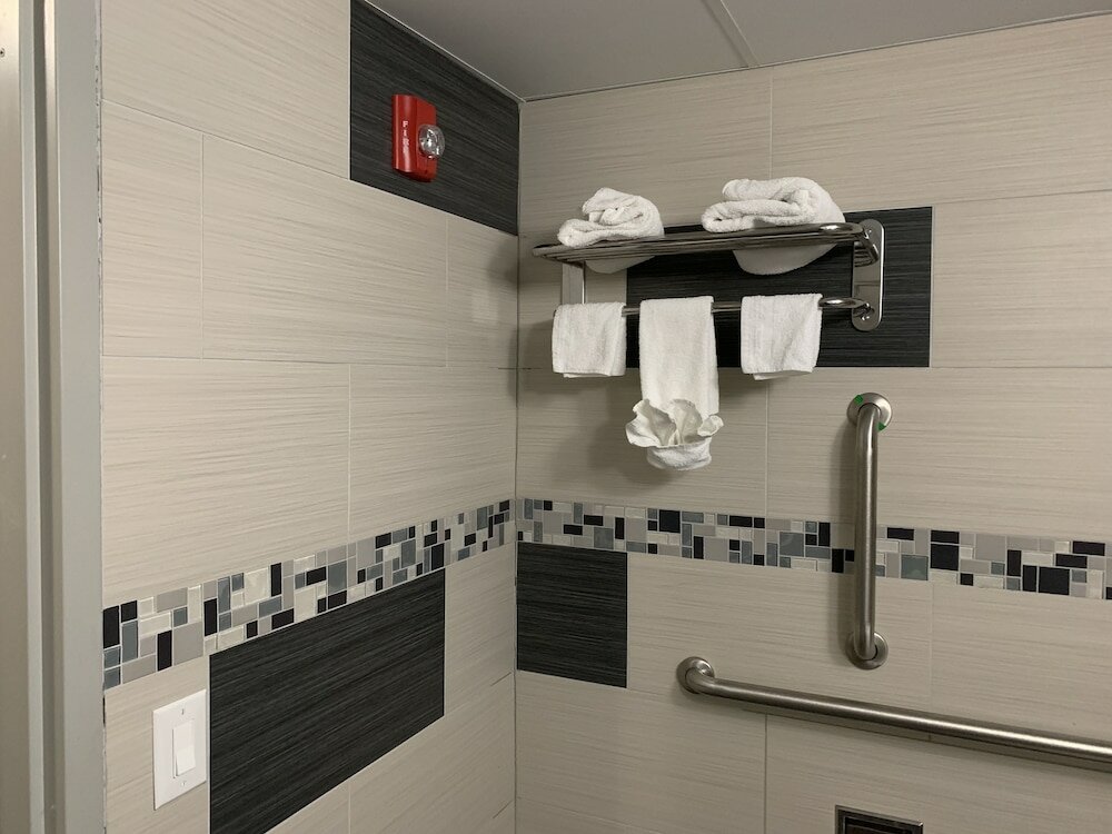 Фото Red Carpet Inn Elmwood Park