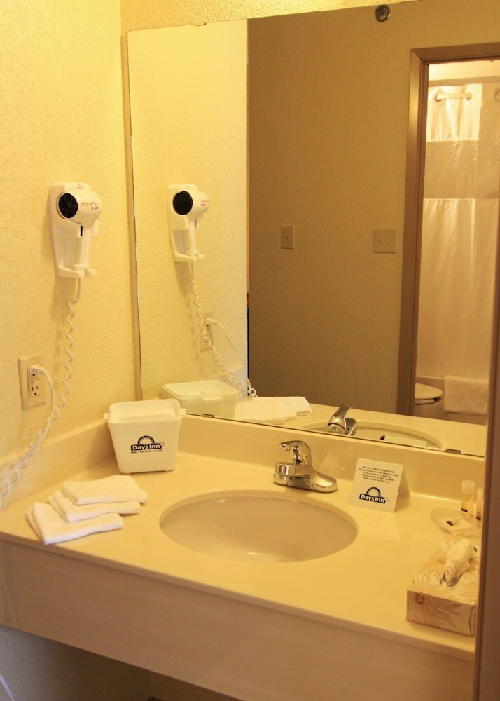 Фото Days Inn & Suites by Wyndham Thompson