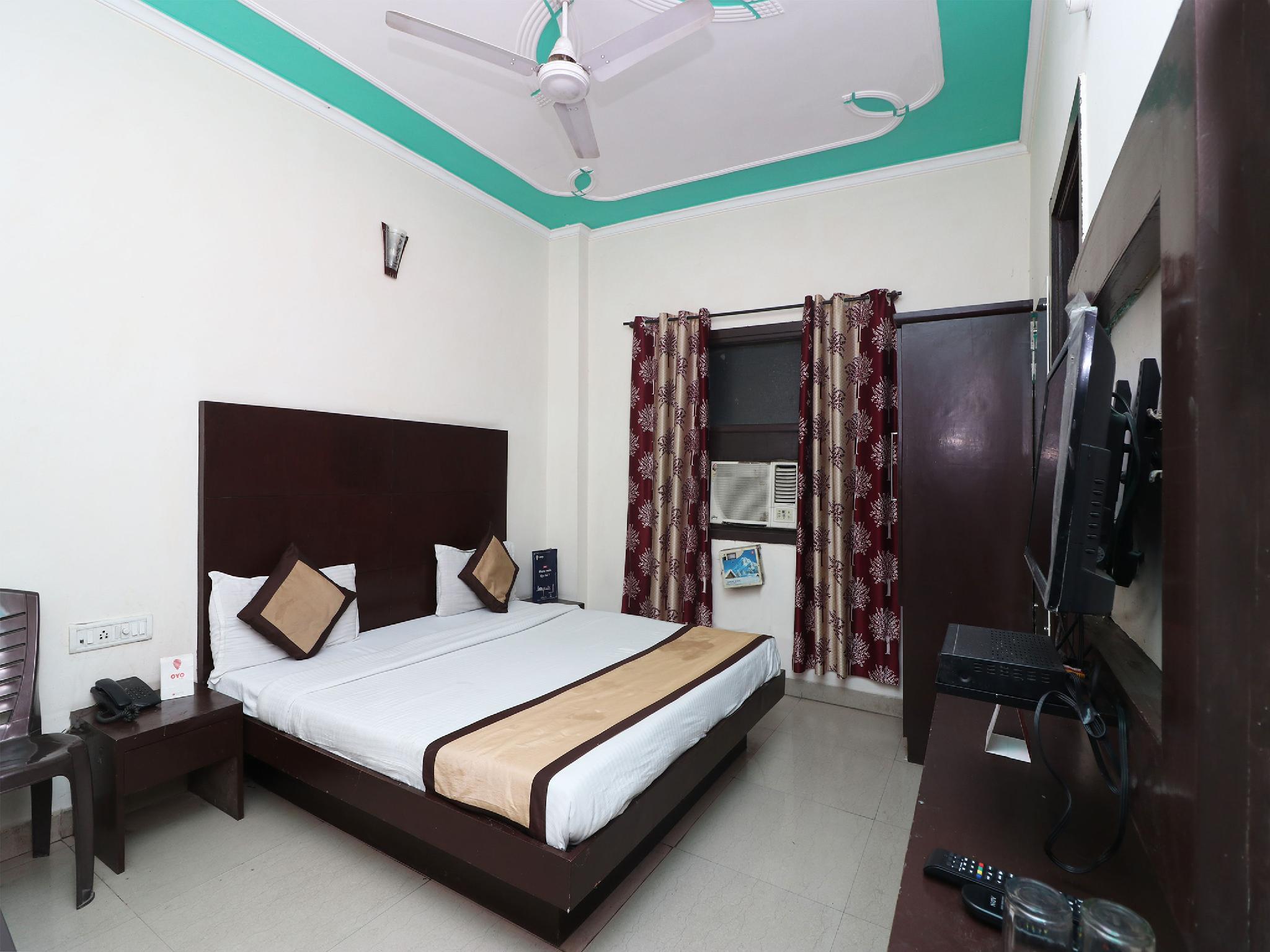 Фото Oyo 9726 Hotel Aura Palace Deluxe