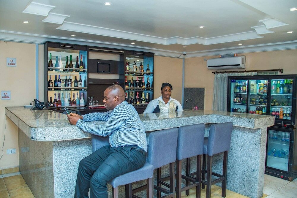 Фото Royal Crest Hotel & Suites