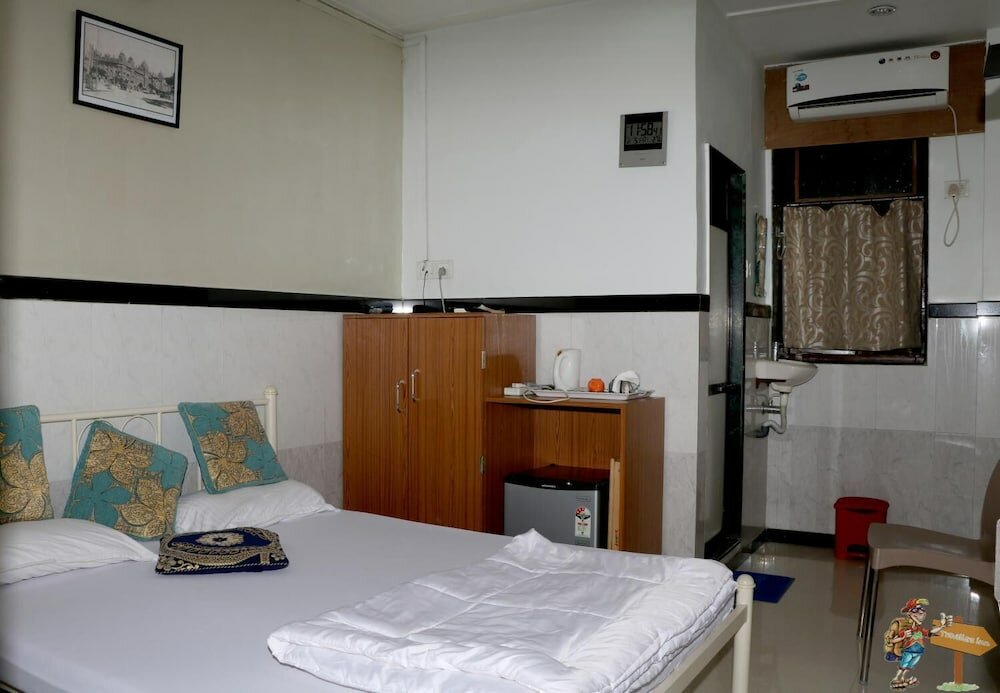 Фото Travellers Inn Mumbai