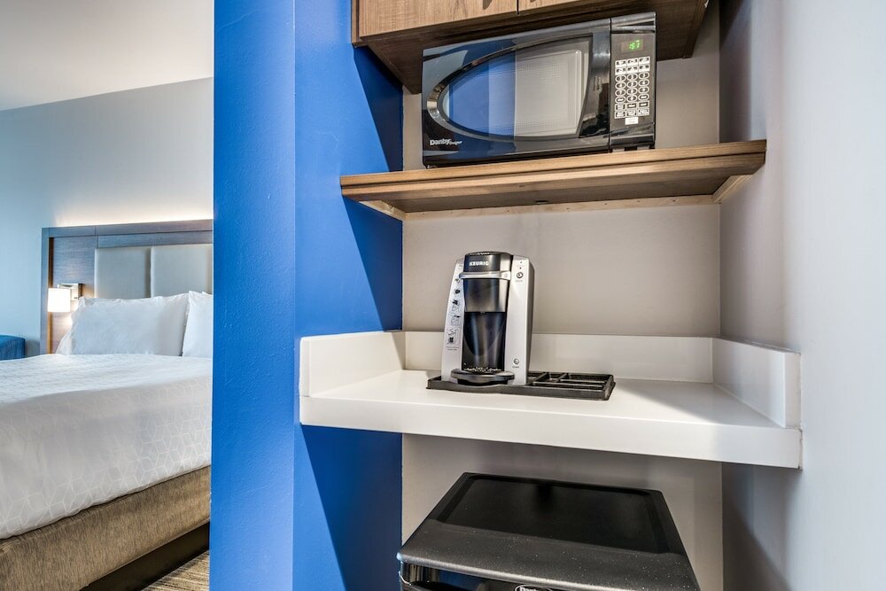 Фото Holiday Inn Express And Suites Denton South, an Ihg Hotel