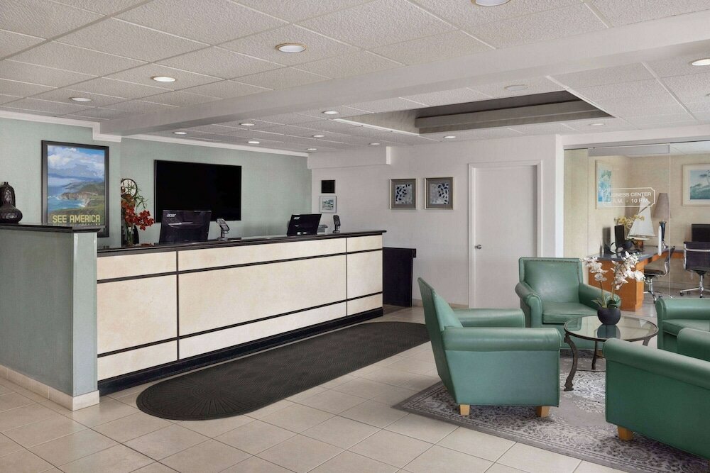 Фото Travelodge by Wyndham Monterey Bay