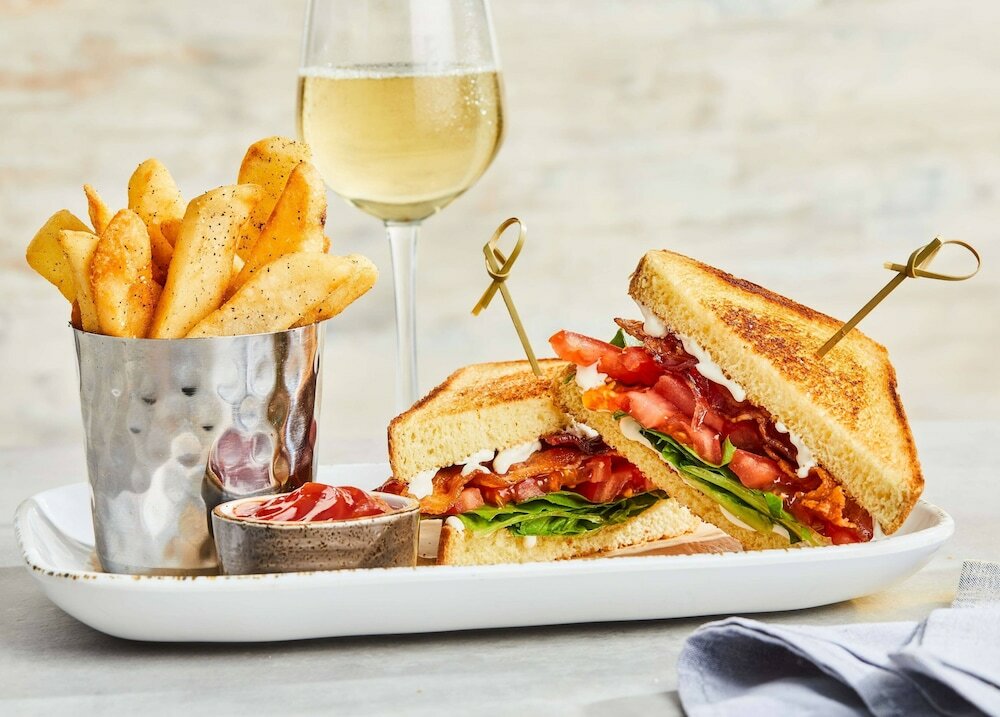 Фото Courtyard by Marriott Downtown Grand Rapids