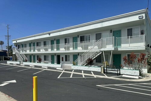 Гостиница Super 8 by Wyndham Oceanside Downtown в Оушенсайде