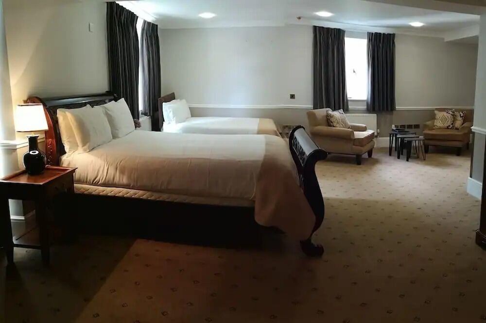 Фото Tudor Lodge Hotel