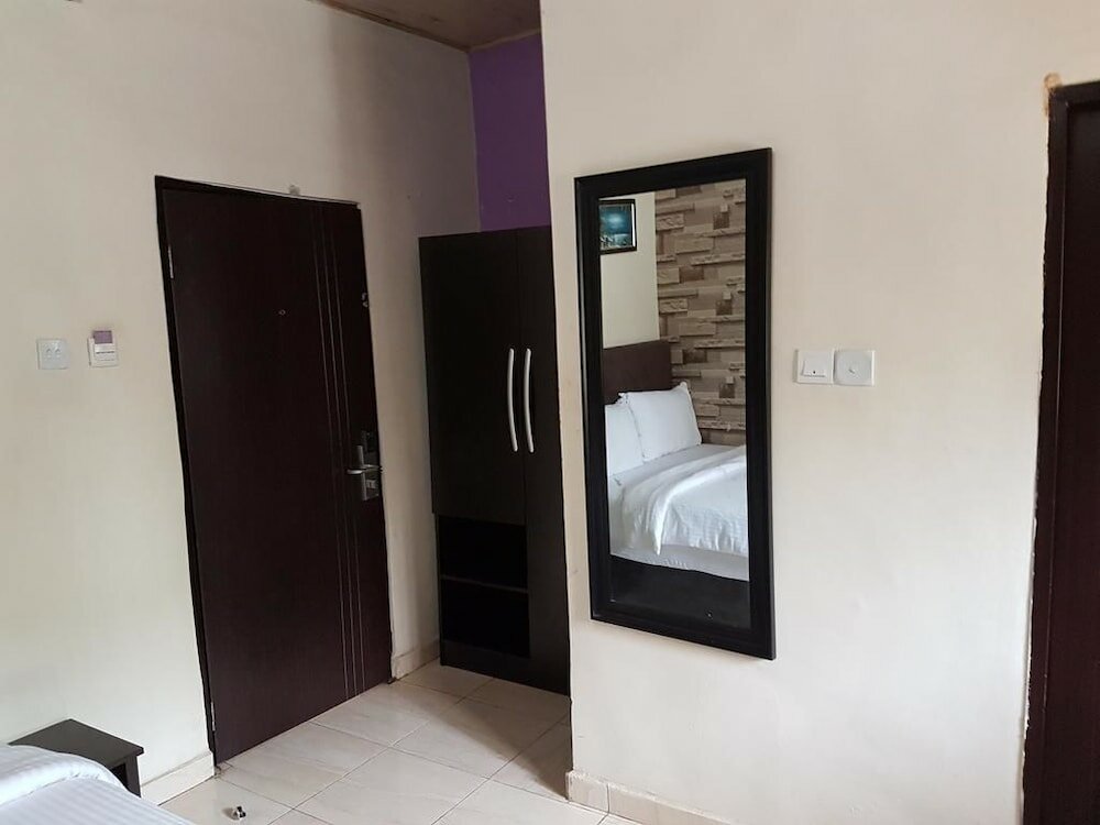 Фото Eddy Vic Hotel