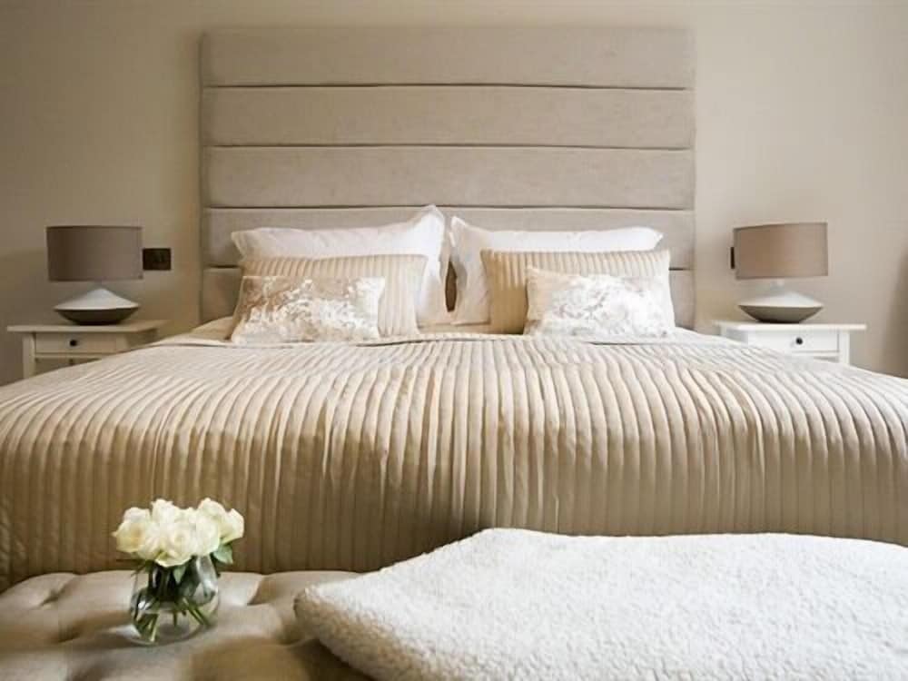 Фото The Lane Apartment