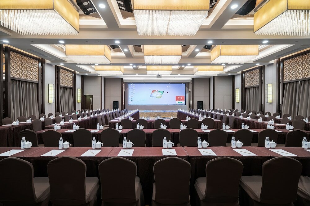 Фото Minshan Lhasa Grand Hotel