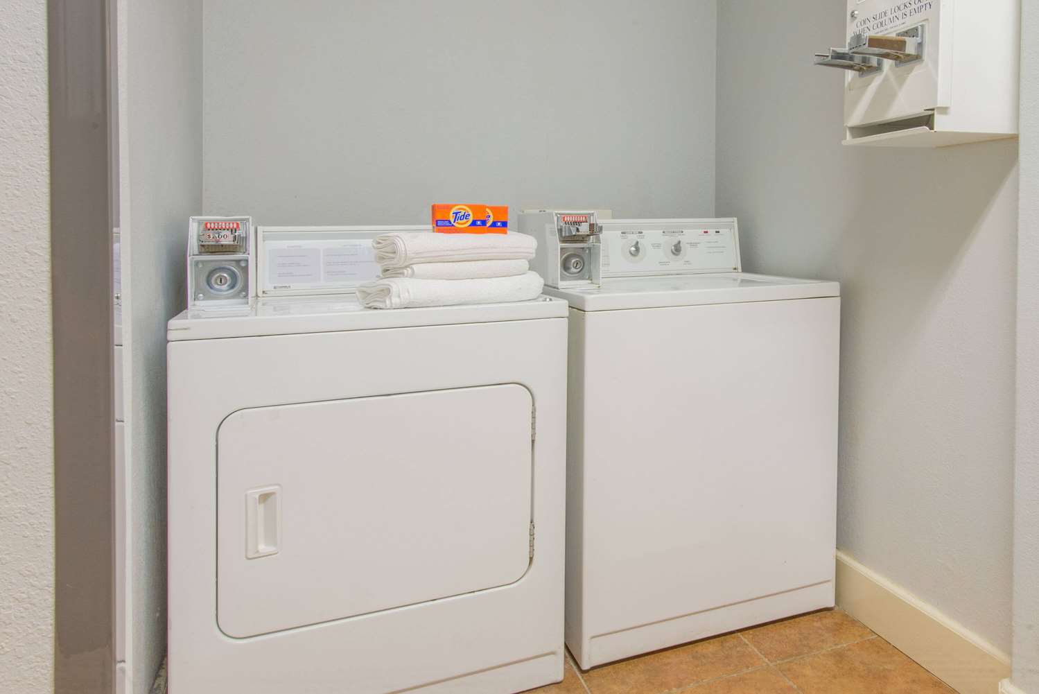 Фото Super 8 by Wyndham Lake Charles/Sulphur