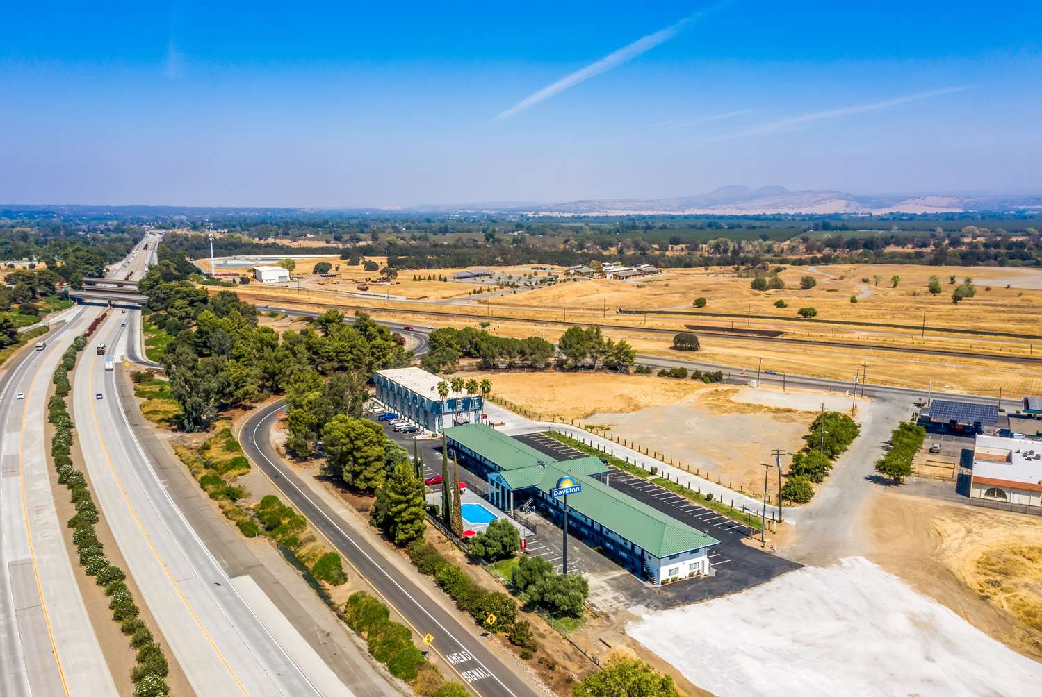 Фото Days Inn by Wyndham Red Bluff