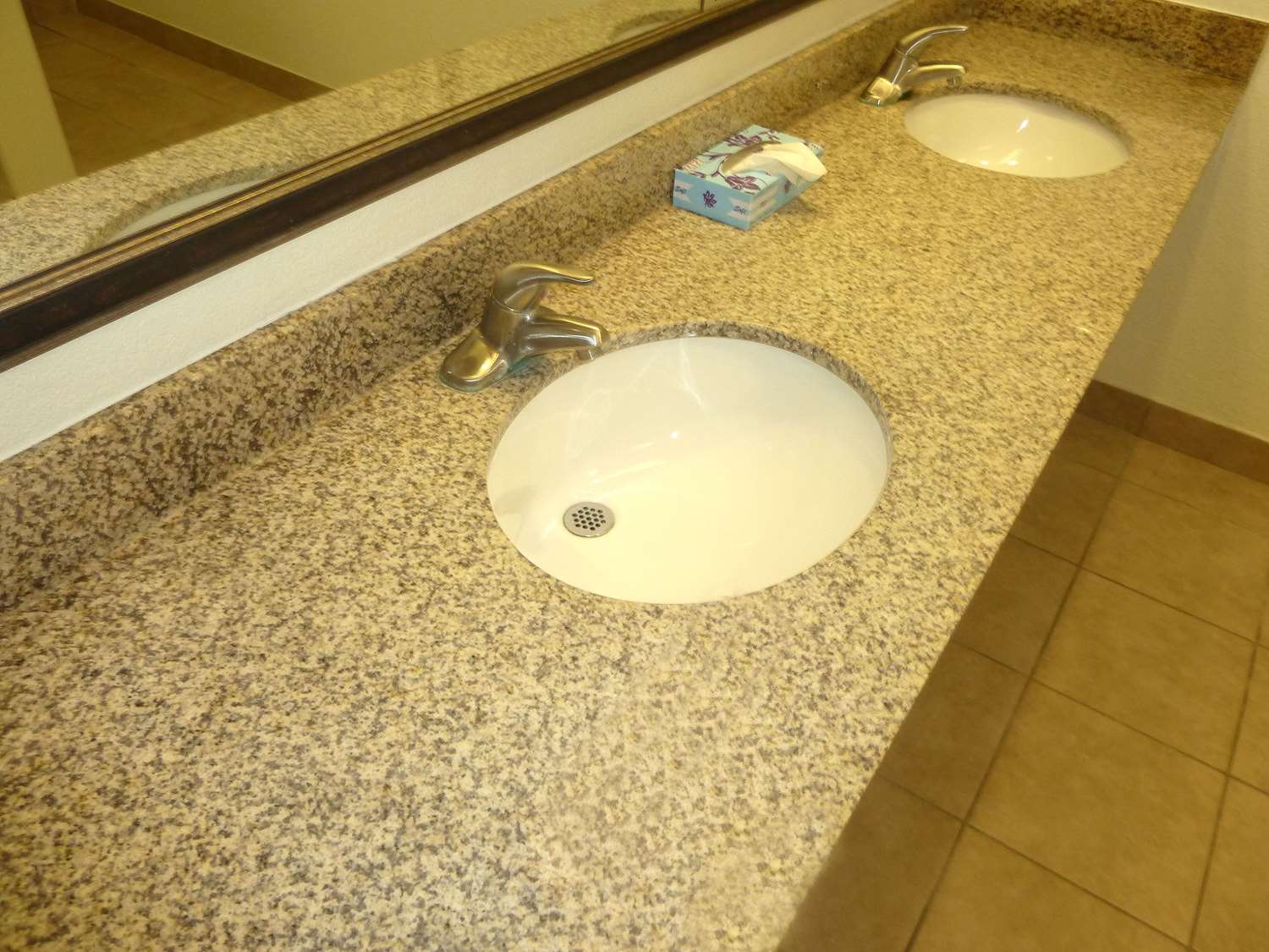 Фото Americas Best Value Inn & Suites Gun Barrel City