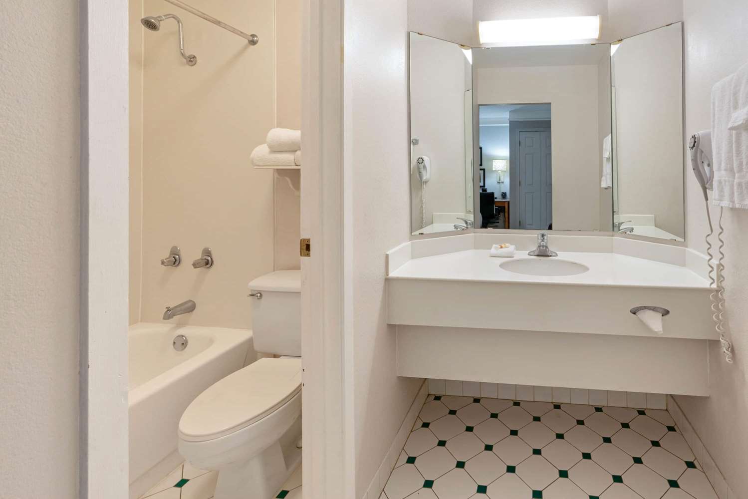 Фото La Quinta Inn by Wyndham Phoenix Sky Harbor Airport