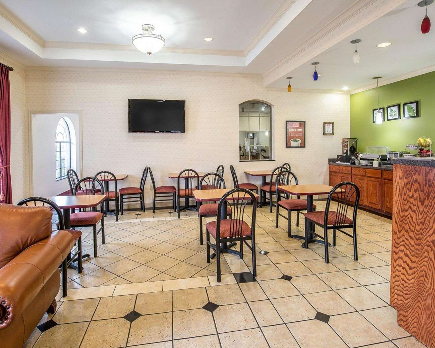 Фото Econo Lodge Inn & Suites Beaumont