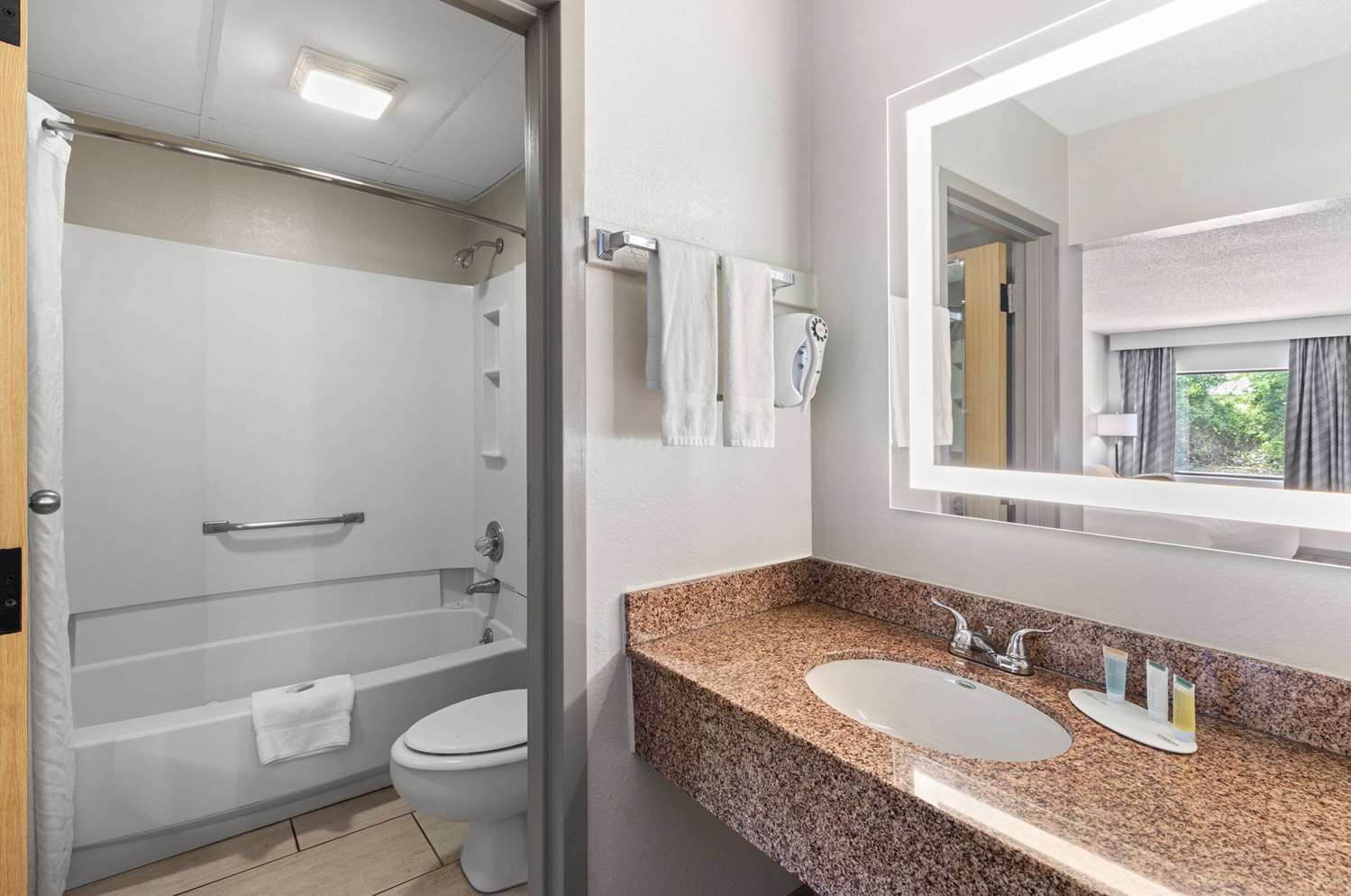 Фото Days Inn by Wyndham St George