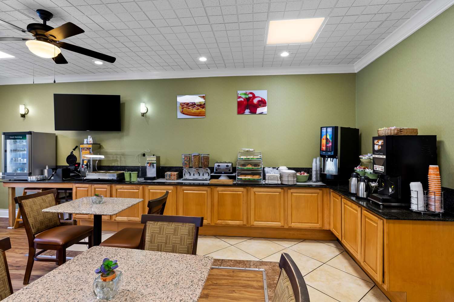 Фото Quality Inn Fayetteville near Historic Downtown Square