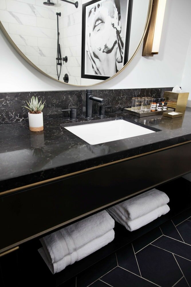 Фото C. Baldwin, Curio Collection by Hilton