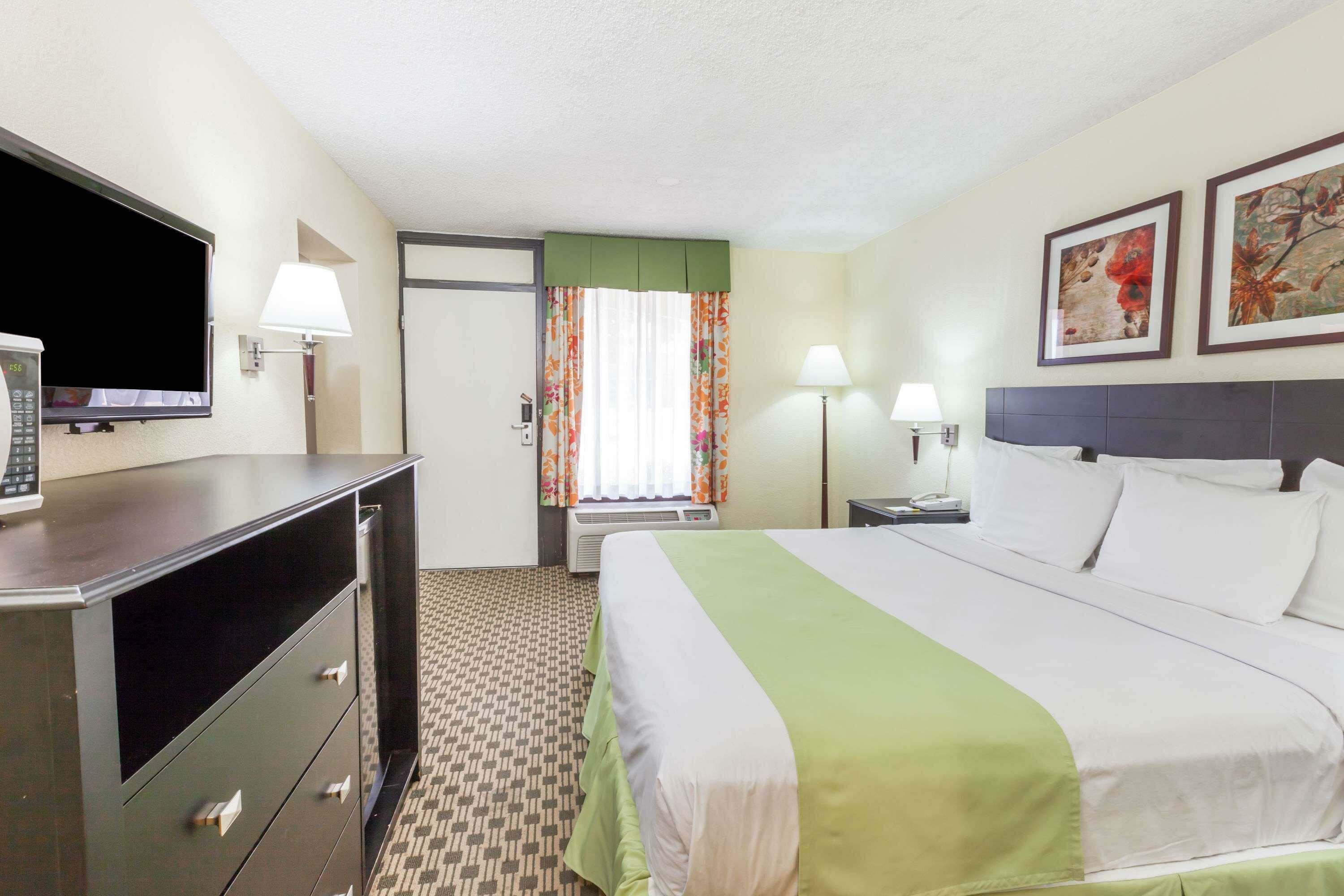 Фото Days Inn by Wyndham Irving Grapevine Dfw Airport North