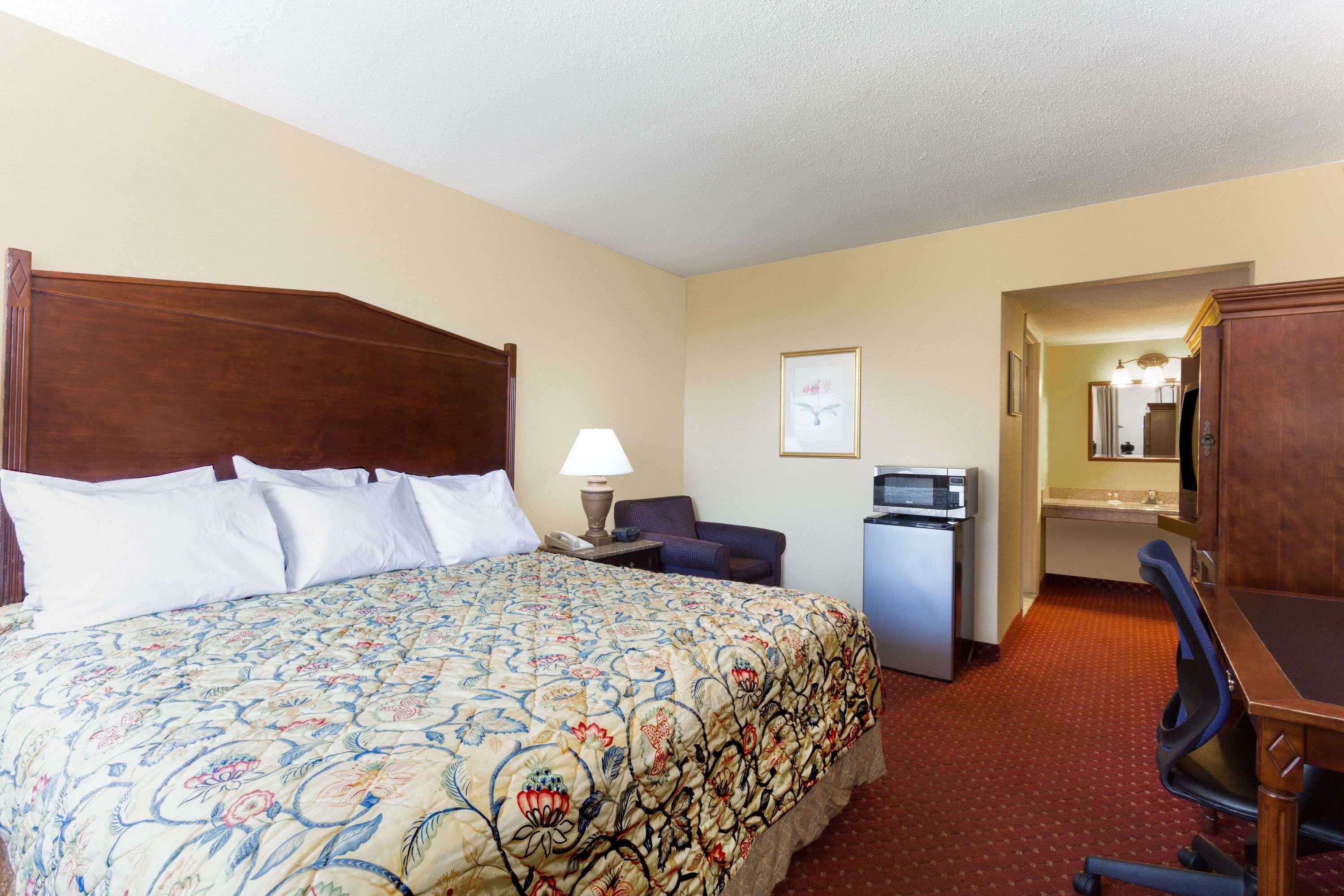 Фото Days Inn by Wyndham Washington DC/Gateway