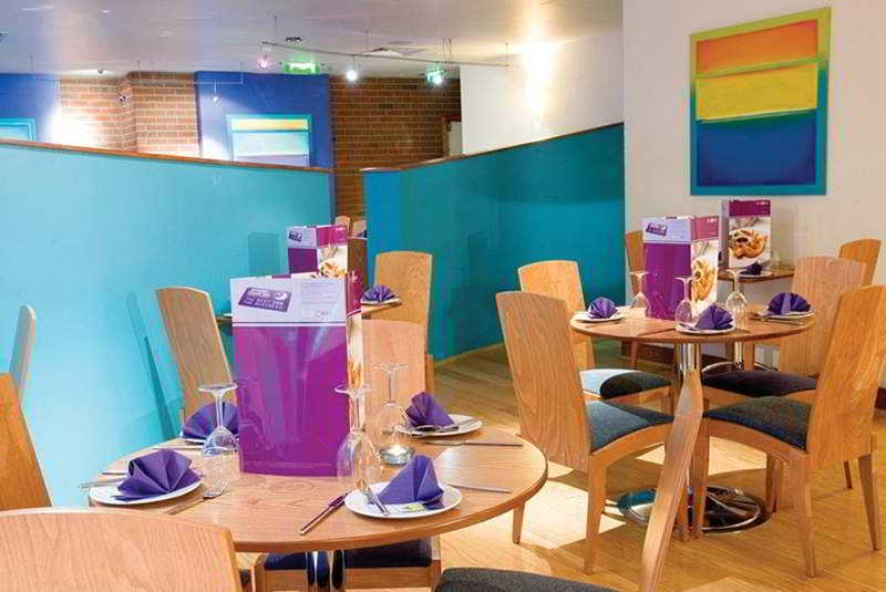 Фото Premier Inn Edinburgh Central hotel