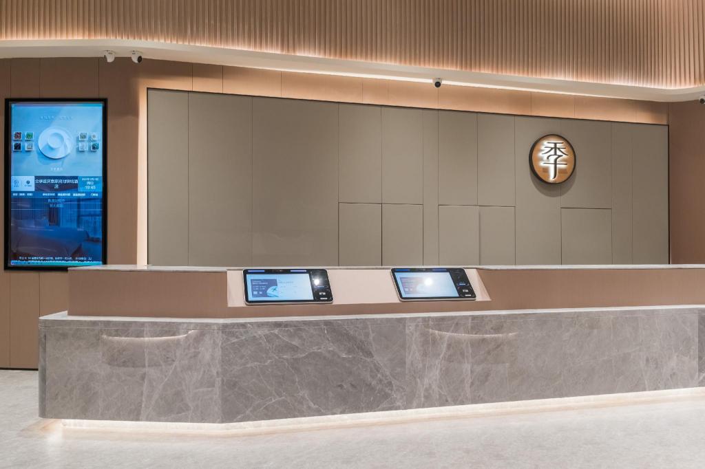 Фото Vienna Chongqing Yuanjiagang Subway Station Branch