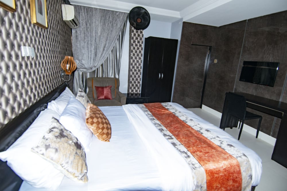 Фото Newland Luxury Apartments