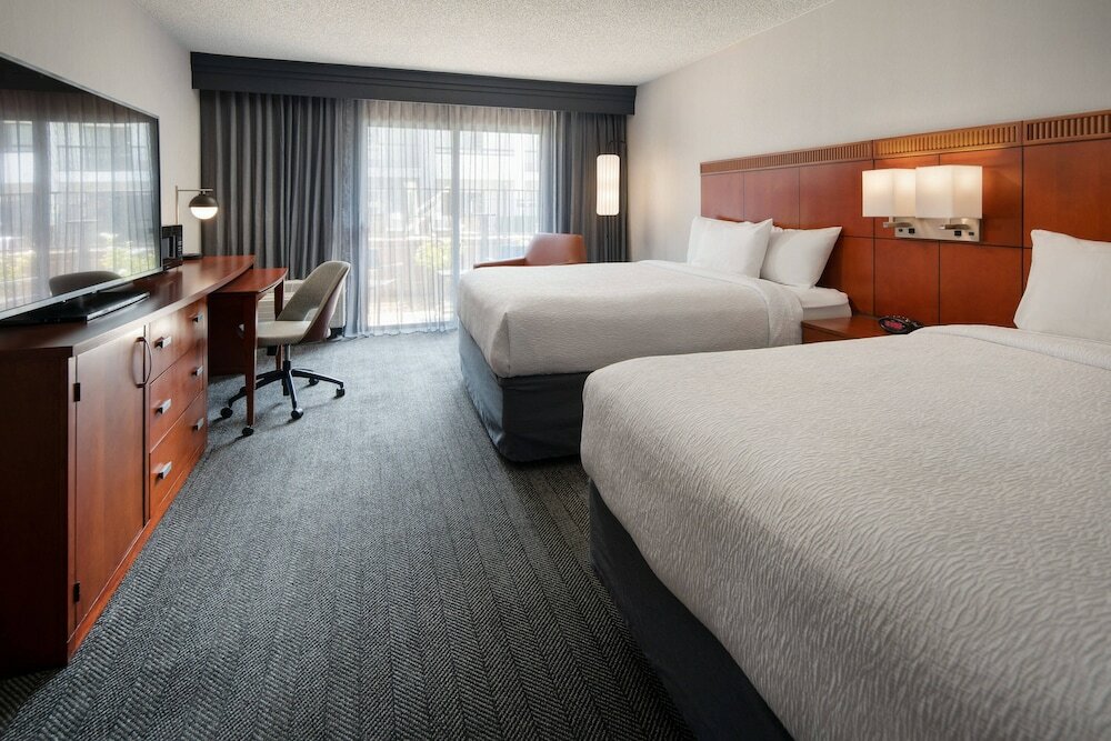 Фото Courtyard by Marriott Fresno