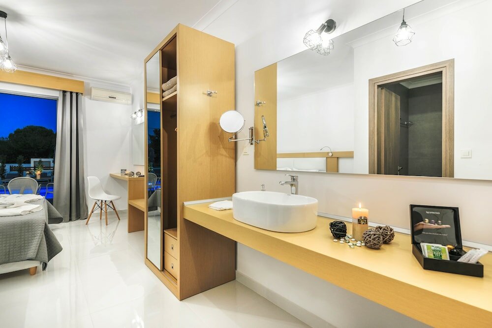 Фото White Canvas Boutique Studios