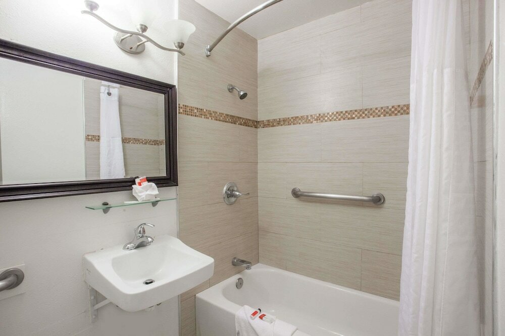 Фото Days Inn by Wyndham Orange Anaheim