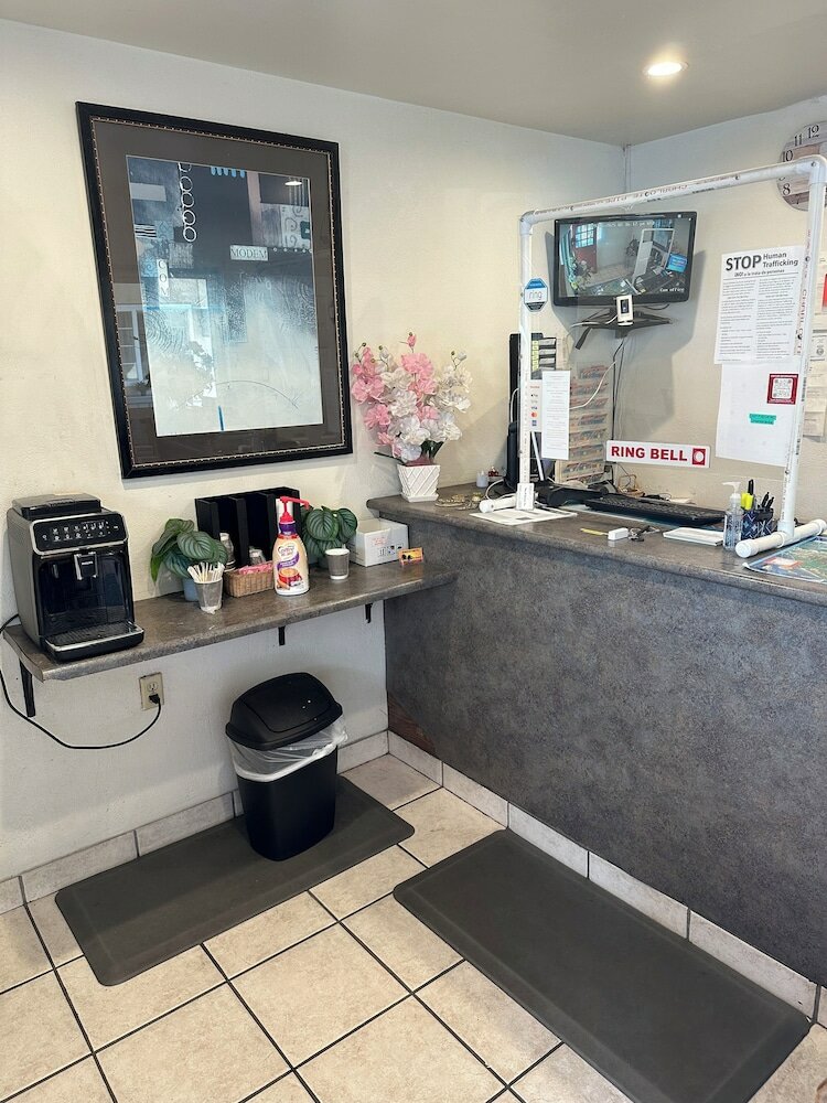 Фото Town and Country Inn