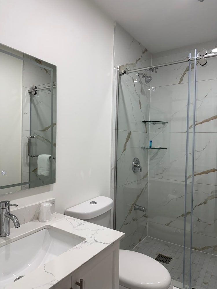 Фото Nu Hotel Toronto