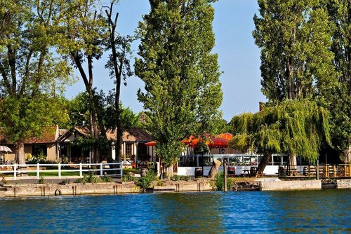 Гостиница Les Canisses в Ле-Андели