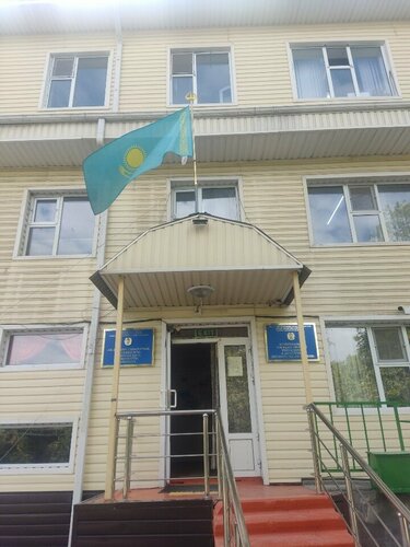 Олар оның юбкасын көтеріп, оны кезек-кезек сипалады.