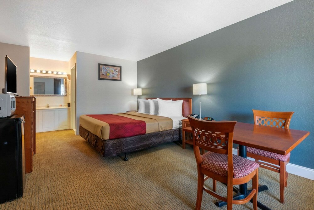 Фото Econo Lodge Airport at Rj Stadium