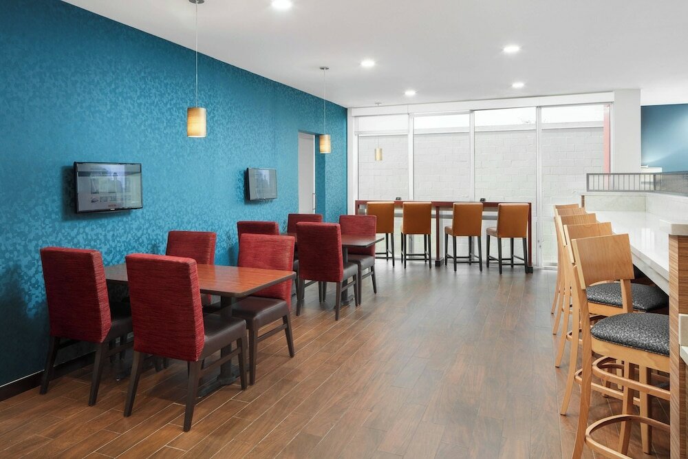 Фото TownePlace Suites by Marriott Tampa South